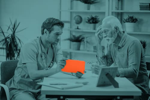 patient-age-echange-avec-medecin-autour-tablette-explication